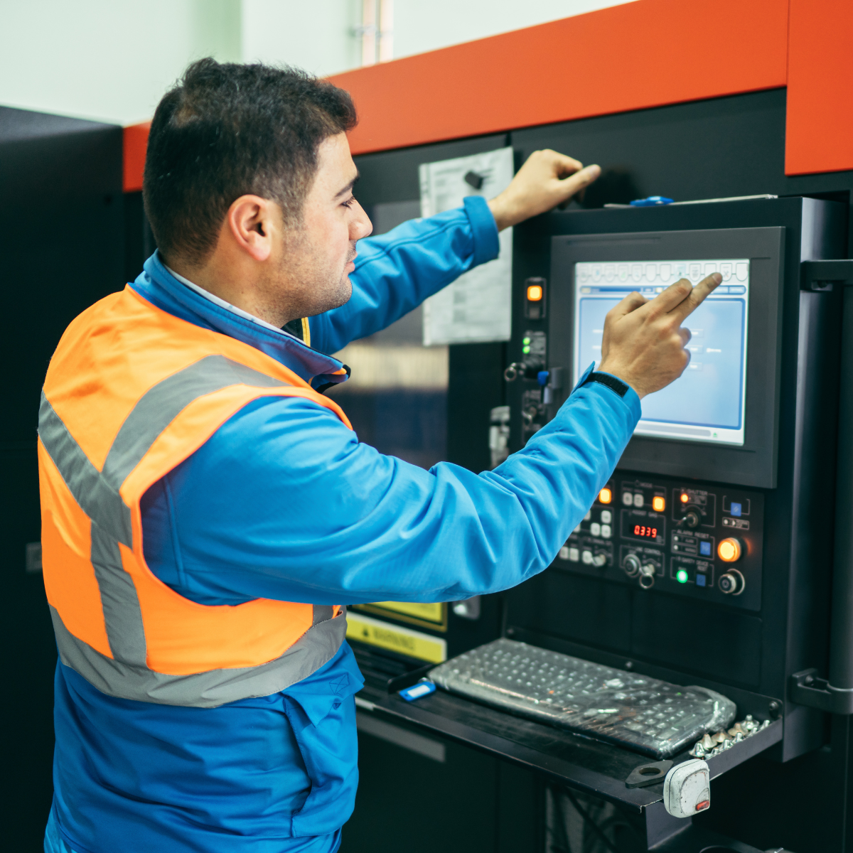 Servicios especializados para industria y manufactura – People Care México Operador industrial manejando máquina CNC – personal especializado para procesos industriales y manufactura de People Care México